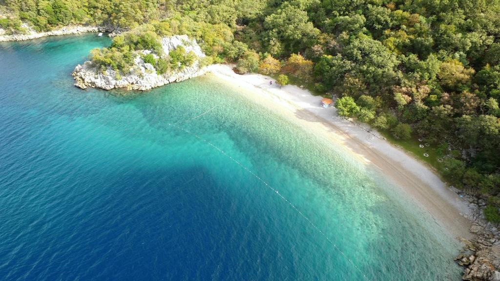 - une vue aérienne sur la plage et l'océan dans l'établissement Tramuntana Holiday Home, à Porozina