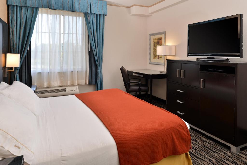 Postel nebo postele na pokoji v ubytování Holiday Inn Express & Suites Tacoma South - Lakewood by IHG