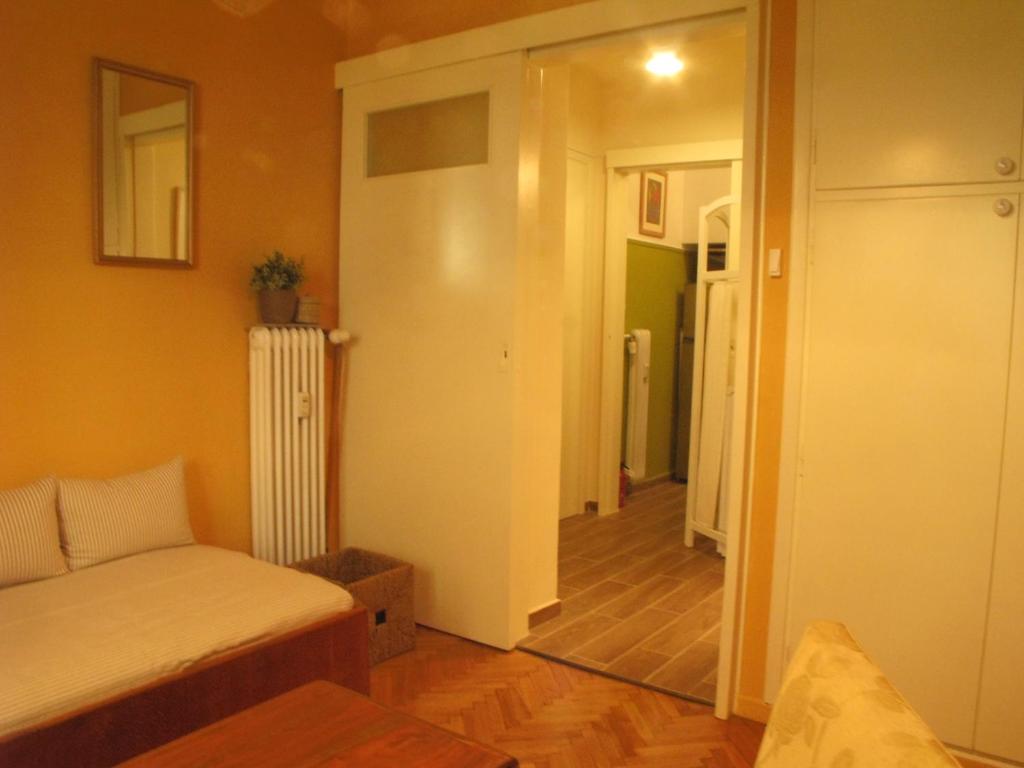 Posteľ alebo postele v izbe v ubytovaní Homey and calm yet central (by the Hilton)