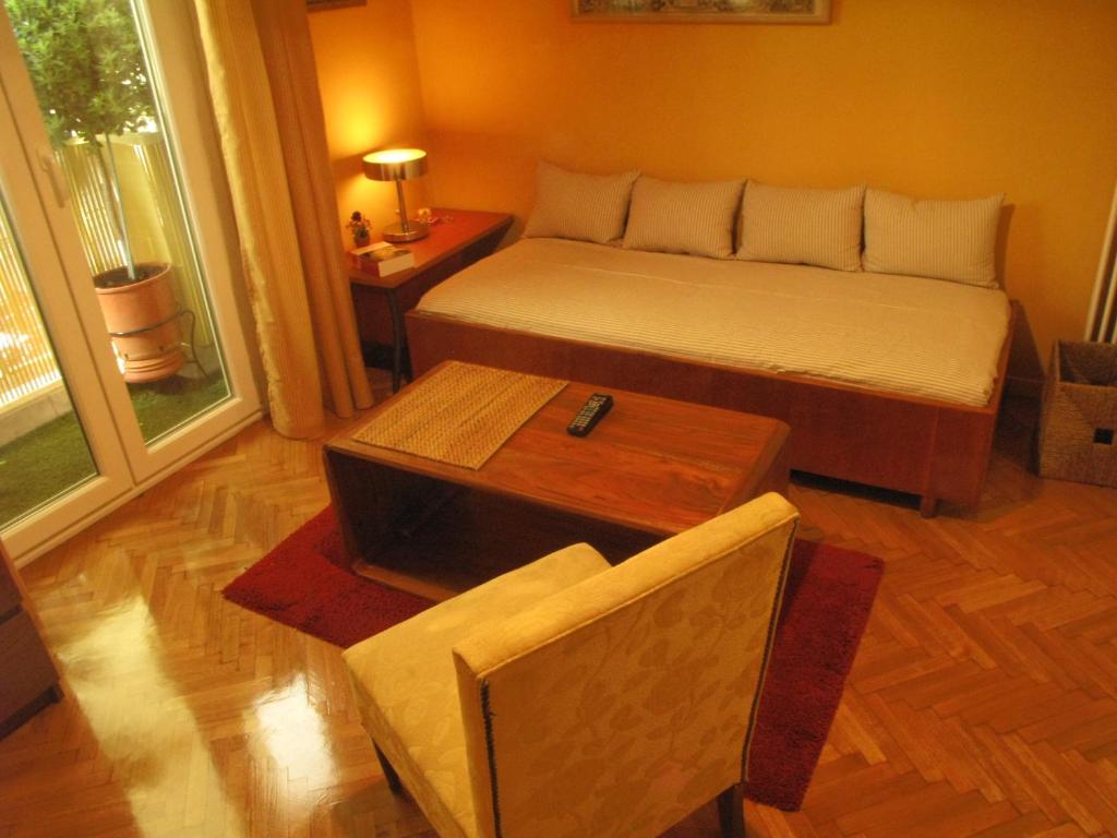 Posedenie v ubytovaní Homey and calm yet central (by the Hilton)