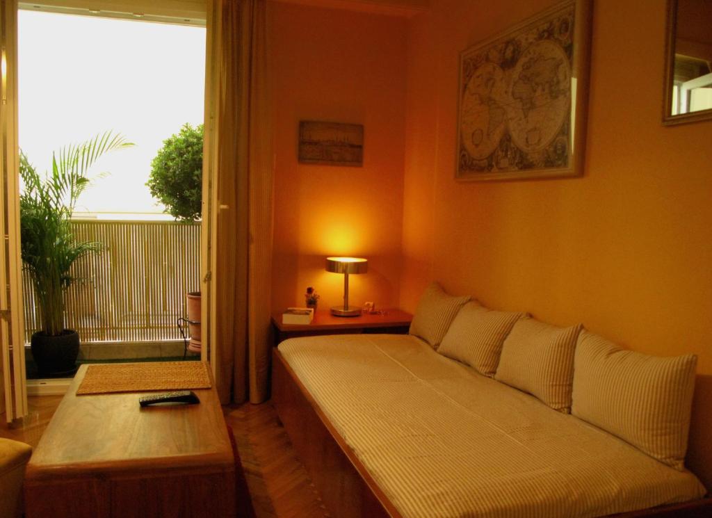 Posteľ alebo postele v izbe v ubytovaní Homey and calm yet central (by the Hilton)