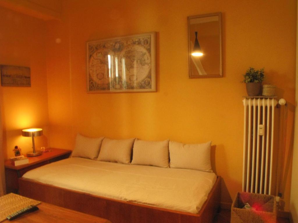 Posteľ alebo postele v izbe v ubytovaní Homey and calm yet central (by the Hilton)