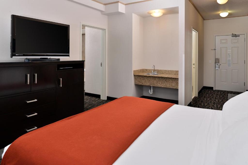 Postel nebo postele na pokoji v ubytování Holiday Inn Express & Suites Tacoma South - Lakewood by IHG