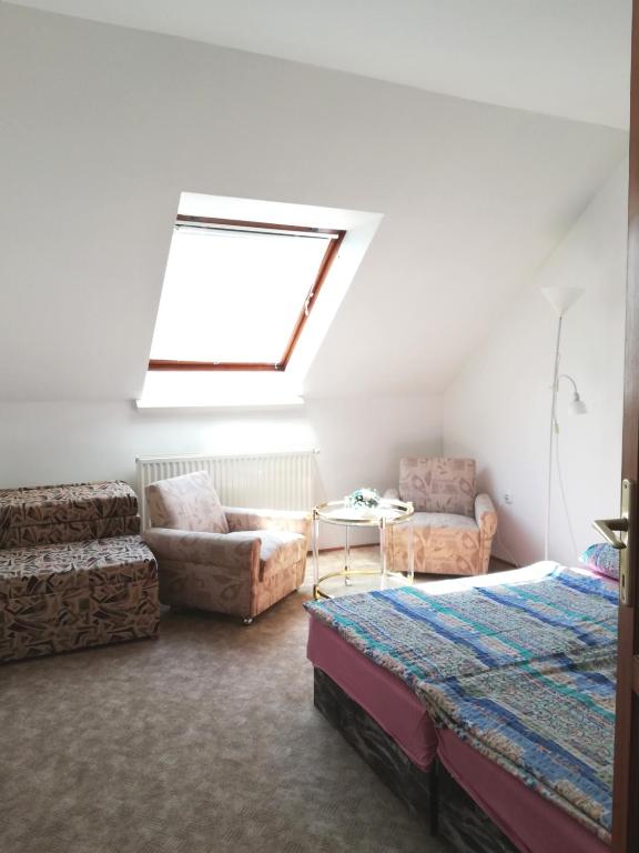 Łóżko lub łóżka w pokoju w obiekcie Édenkert Apartman