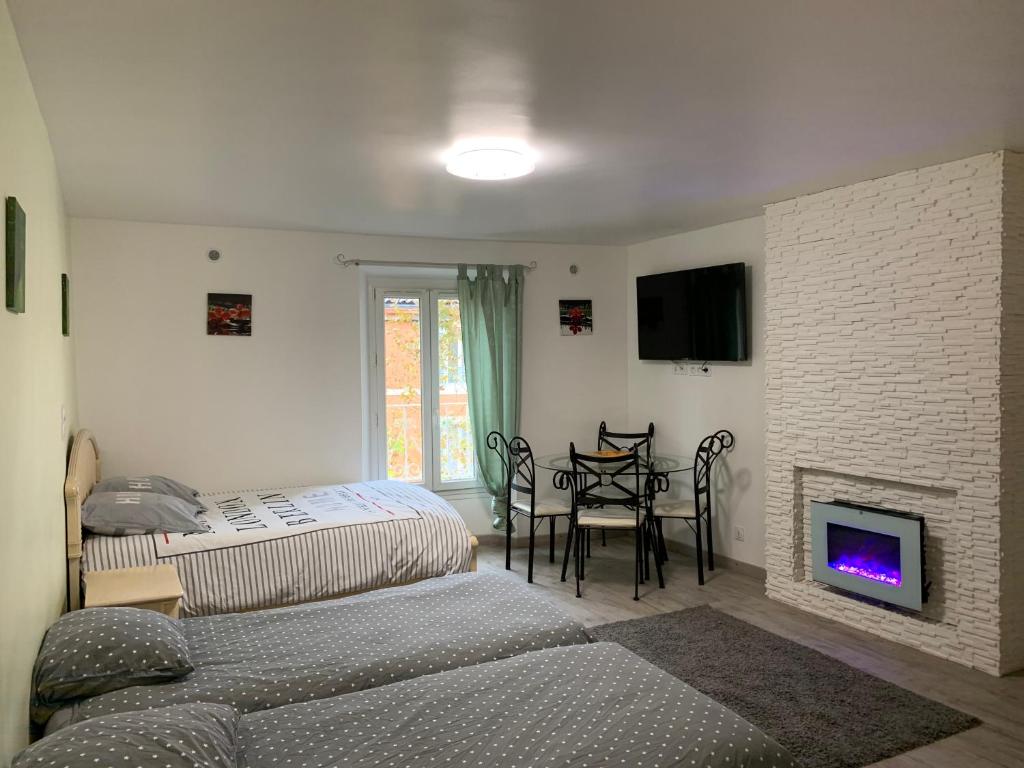 a living room with a bed and a fireplace at Formidable Studio au cœur historique de Fréjus in Fréjus