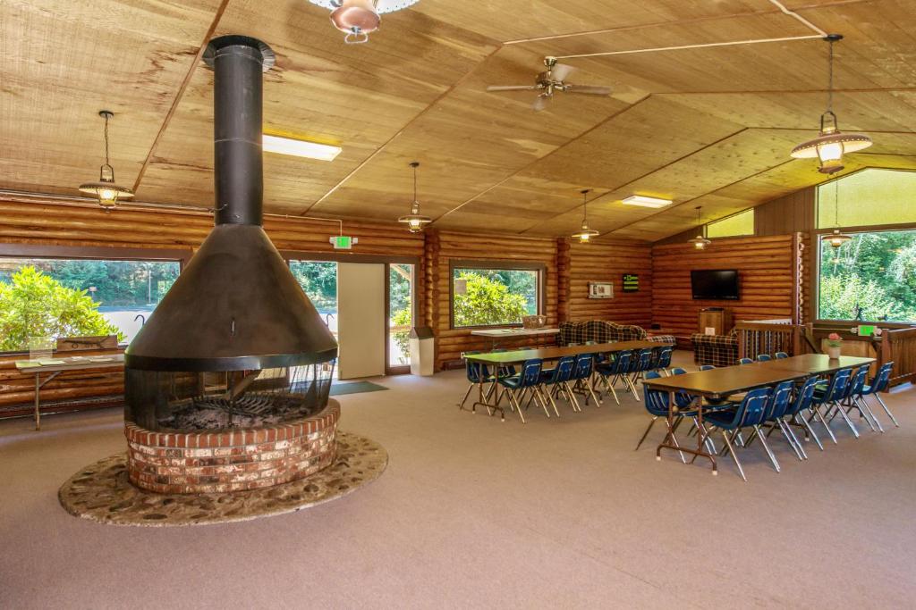 Restaurace v ubytování Chehalis Camping Resort Cottage 1