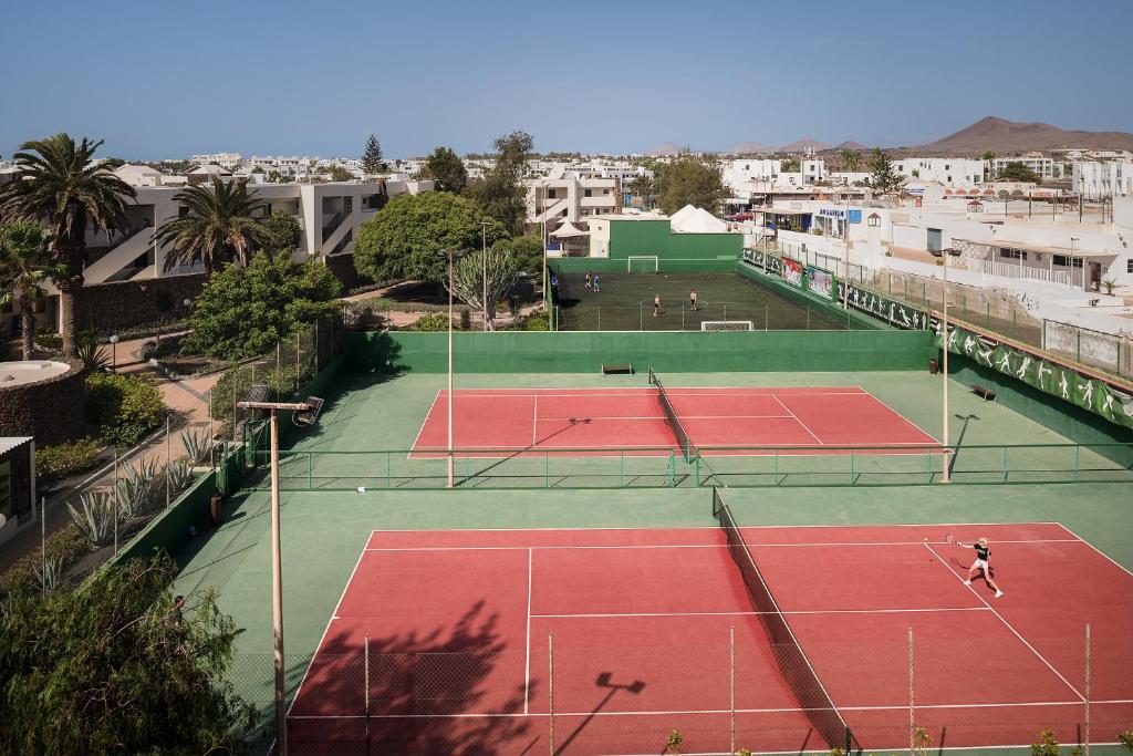 Tenis a/nebo squash v ubytování Los Zocos Impressive Lanzarote nebo okolí