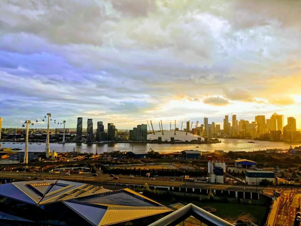 STYLISH ROOM IN SHARED PENTHOUSE MINUTES AWAY FROM BOTH EXCEL AND O2 WITH STUNNING VIEWS AND PRIVATE BATHROOM, Londra, Marea Britanie