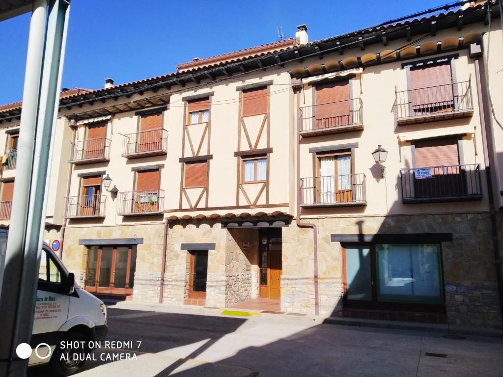 un edificio con ventanas y balcones en una calle en Ático19, en Mora de Rubielos