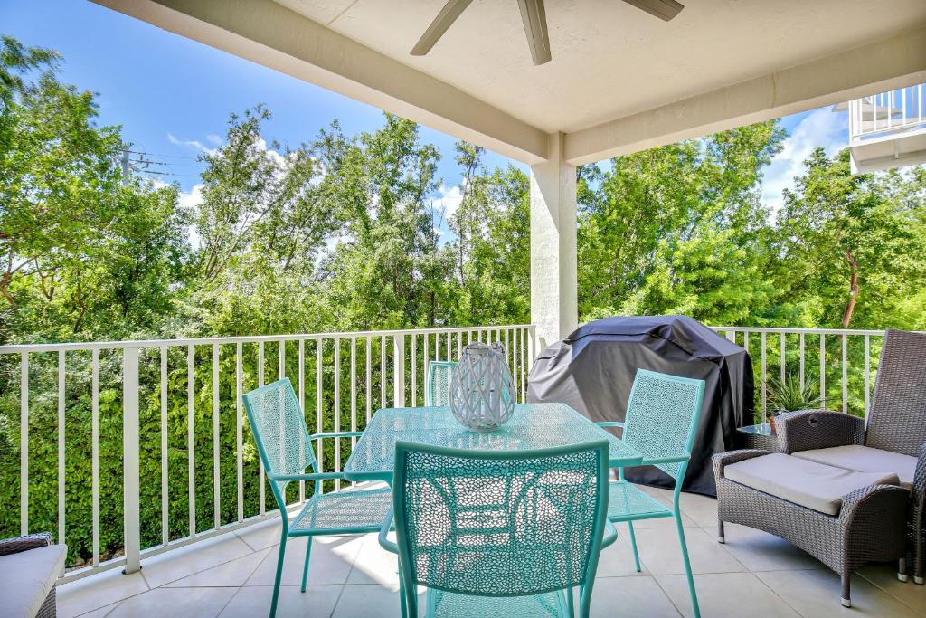 um pátio com uma mesa e cadeiras num alpendre em Mariner's Overseas Retreat em Key Largo