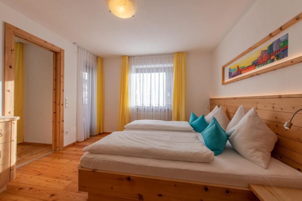 Łóżko lub łóżka w pokoju w obiekcie Garni Appartements Almrausch