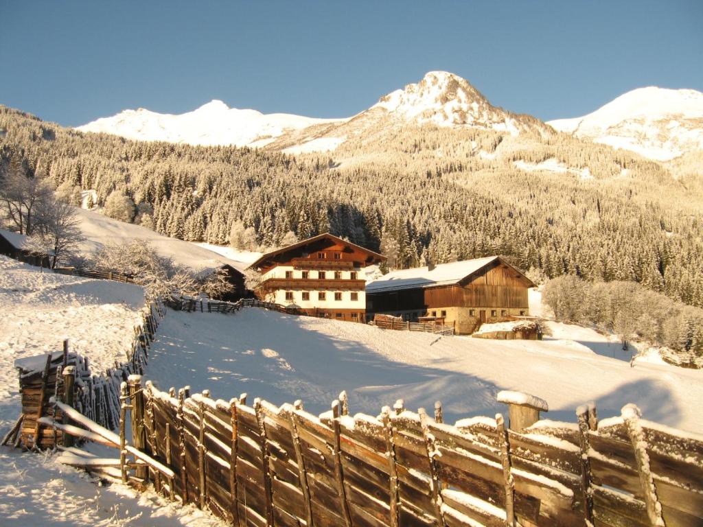 A general mountain view or a mountain view taken from a vidéki vendégházakat