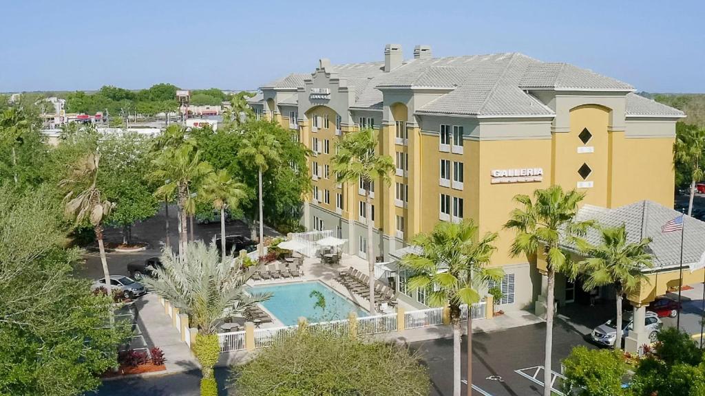 una vista aérea de un hotel con piscina en Galleria Palms Orlando - Free Theme Park Shuttles, en Orlando