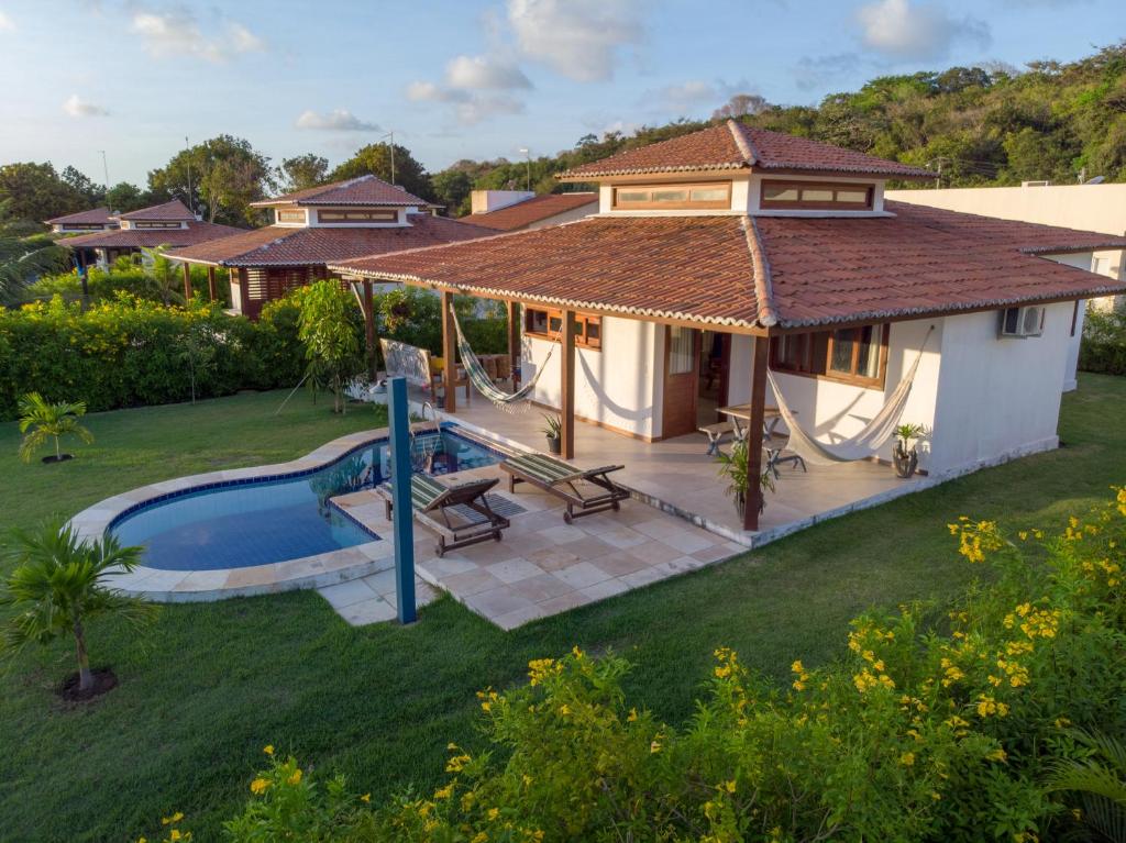 een luchtzicht op een huis met een zwembad bij Luxury Villa - Madeiro in Pipa