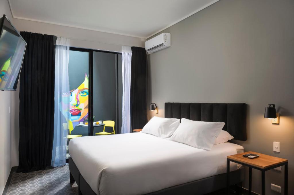 pokój hotelowy z łóżkiem i oknem w obiekcie The PopCity Hotel w mieście Santiago