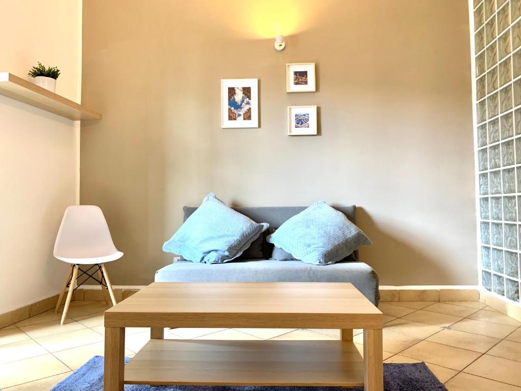 un soggiorno con un divano e un tavolo di La Dimora della Cattedrale a Palermo