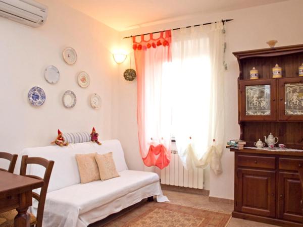 a living room with a white couch and a window at Affittacamere Le Terrazze in Corniglia