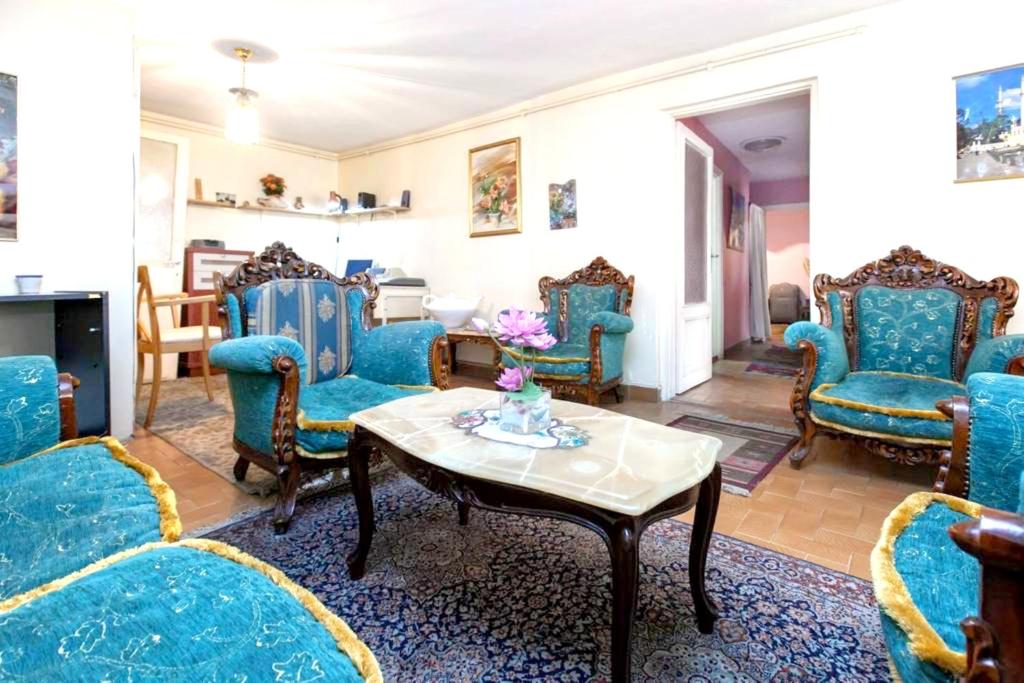 sala de estar con sillas azules y mesa en 2 bedrooms appartement at Beyoglu Istanbul, en Estambul