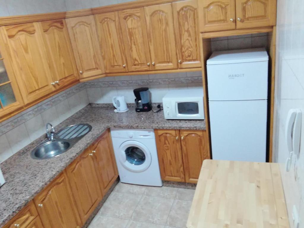 Kuchyň nebo kuchyňský kout v ubytování THREE BEDROOM APARTAMENT II NEAR SANTA CRUZ