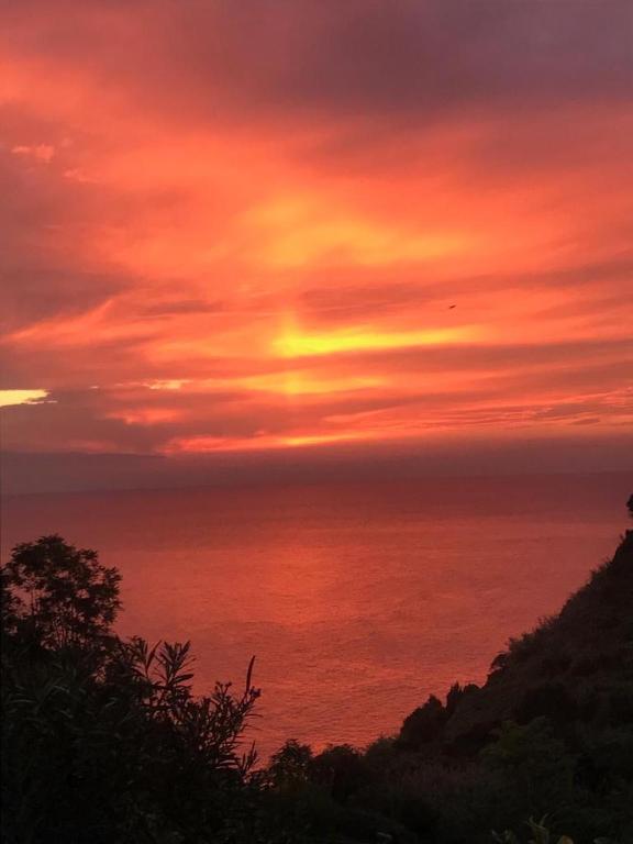 a sunset over the ocean with the sun in the sky at Affittacamere Le Terrazze in Corniglia