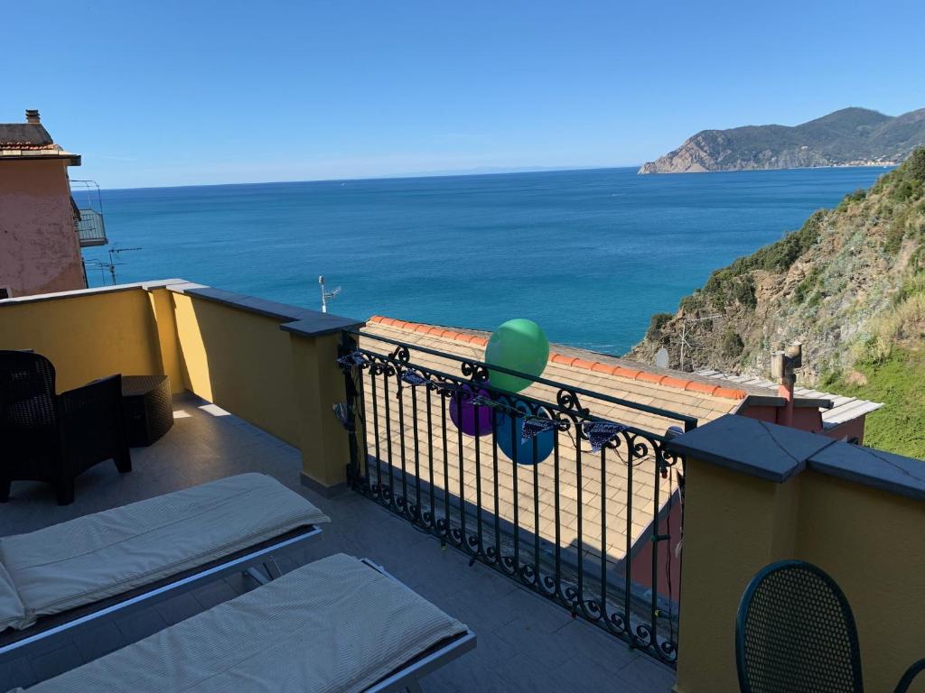 a balcony with a view of the ocean at Affittacamere Le Terrazze in Corniglia