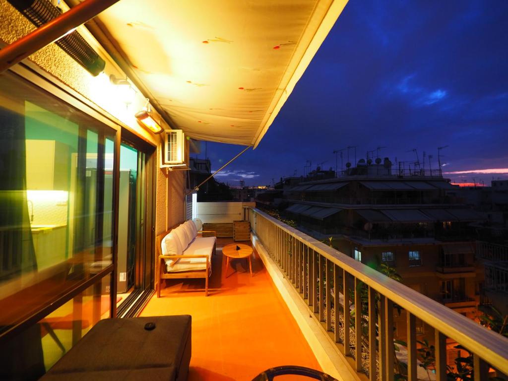 En balkon eller terrasse på Sophia's Penthouse Apartment With Jacuzzi and Acropolis View From Big Terrace