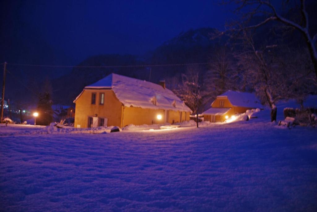 una casa è coperta di neve di notte di Les Gîtes du Pla de Moura a Luz-Saint-Sauveur