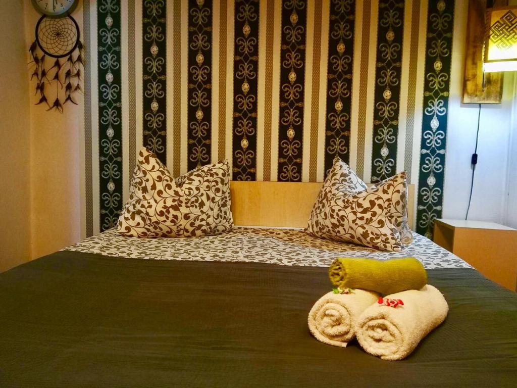 - une chambre avec un lit et des serviettes dans l'établissement Nexus Holiday, à Miercurea-Ciuc