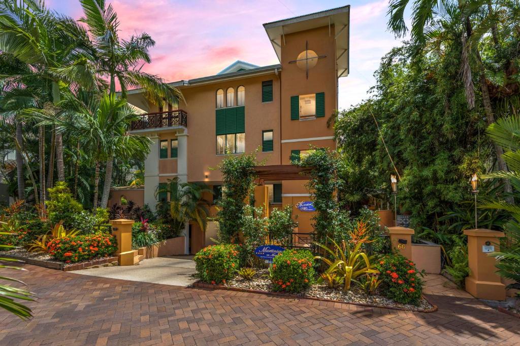 um edifício com muitas plantas e árvores em Martinique On Macrossan em Port Douglas