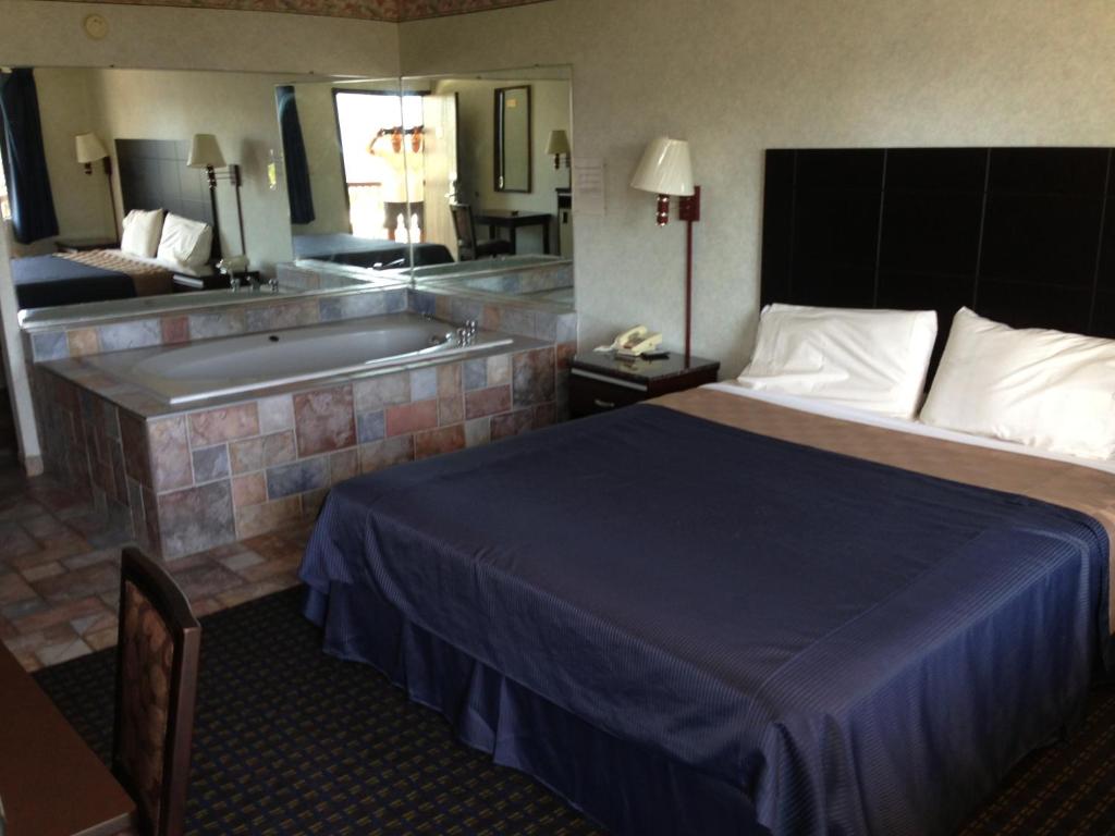 Del Amo Inn - King Room With Hot Tub