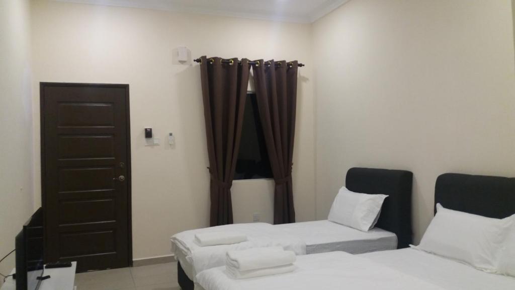 Postel nebo postele na pokoji v ubytování GLG KLIA Transit House