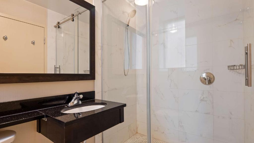 Best Western Plus Montreal Downtown- Hotel Europa - Resim 26