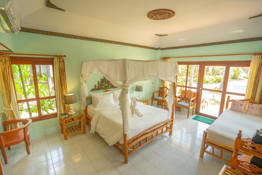 Postel nebo postele na pokoji v ubytování Chaweng Buri Resort
