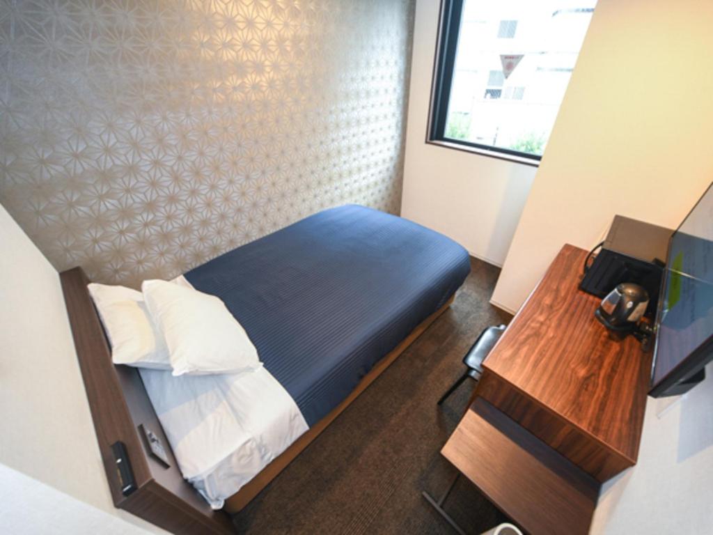 Postel nebo postele na pokoji v ubytování HOTEL LiVEMAX Nihonbashi Koamicho