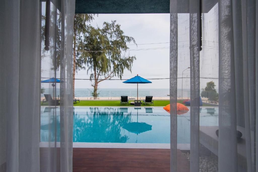 Bazén v ubytování Lullaby The Sea Hua Hin nebo v jeho okolí