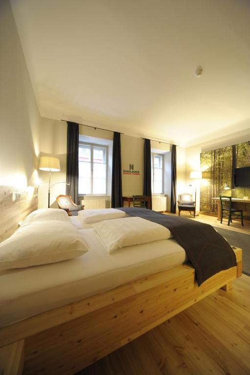 Postel nebo postele na pokoji v ubytování Erlebnis Post - Stadthotel mit EigenART