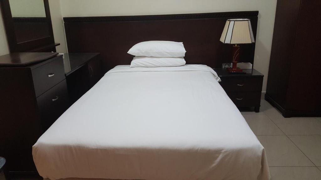 Postel nebo postele na pokoji v ubytování Al Muntazah Plaza Hotel
