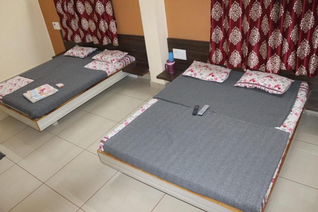 Postel nebo postele na pokoji v ubytování Hotel Laxmi Sadan