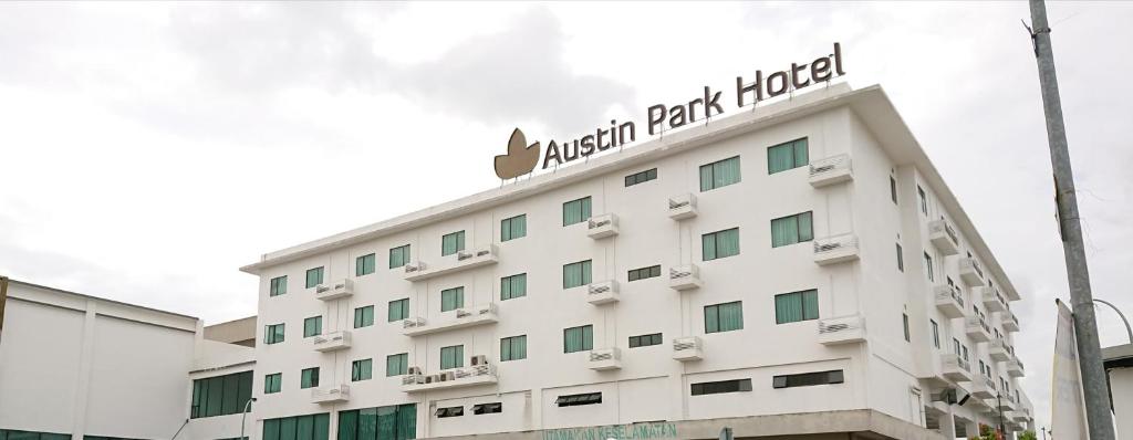 um edifício de hotel com uma placa em cima em Austin Park Hotel em Johor Bahru