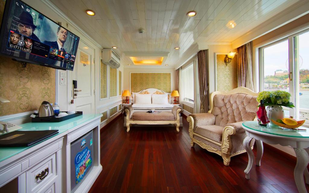 TV a/nebo společenská místnost v ubytování Signature Halong Cruise