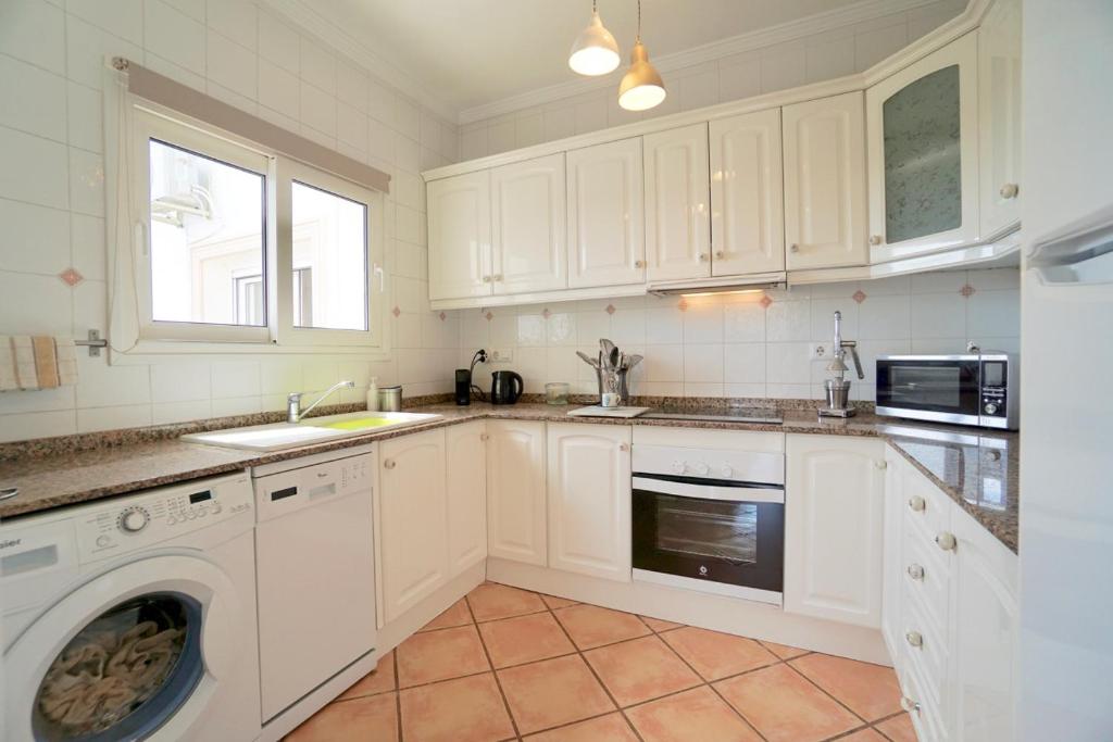 A kitchen or kitchenette at Lara
