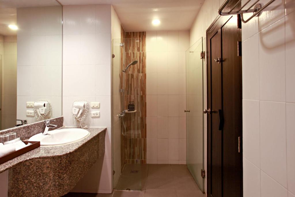 Koupelna v ubytování Deevana Patong Resort & Spa