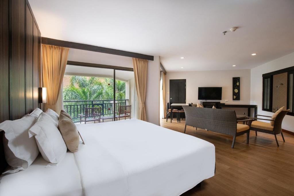 TV a/nebo společenská místnost v ubytování Deevana Patong Resort & Spa