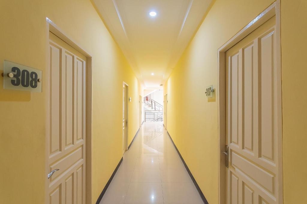Fotografie z fotogalerie ubytování RedDoorz at H Agus Salim Street Pontianak v destinaci Pontianak