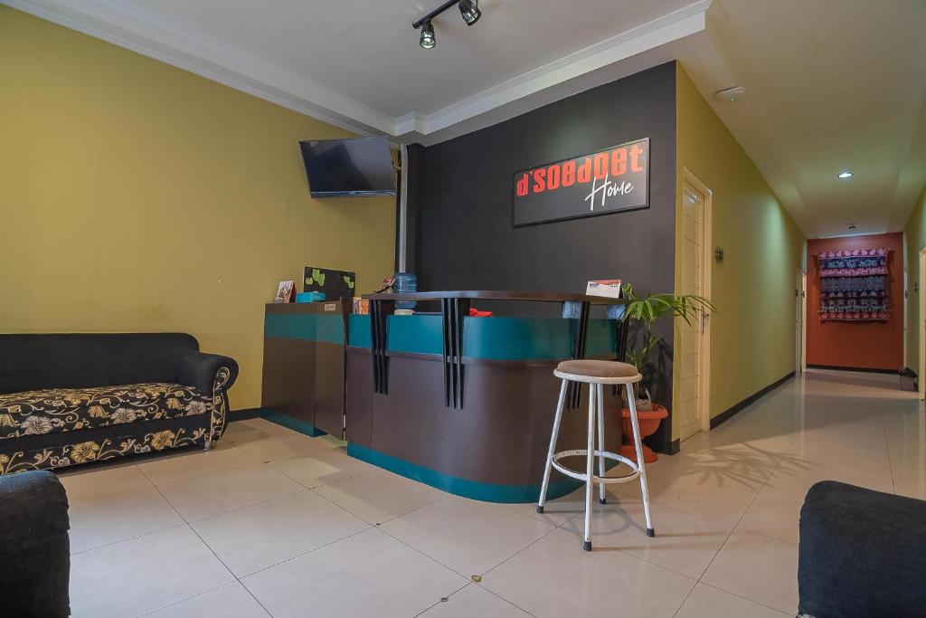 TV a/nebo společenská místnost v ubytování RedDoorz at H Agus Salim Street Pontianak