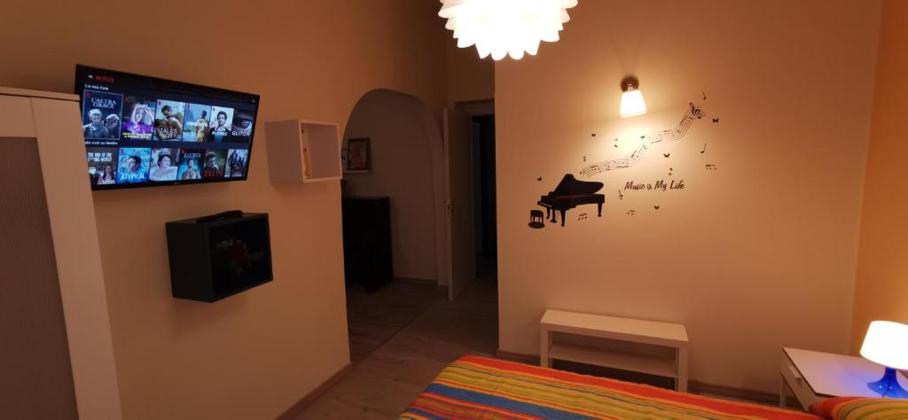 A television and/or entertainment centre at Il Pianoforte B&B