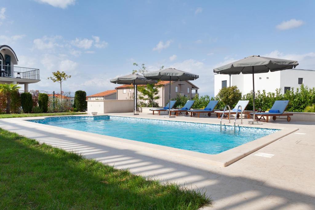 Bazén v ubytování Deluxe Apartments Vila Carissa nebo v jeho okolí