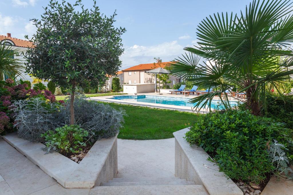 Bazén v ubytování Deluxe Apartments Vila Carissa nebo v jeho okolí