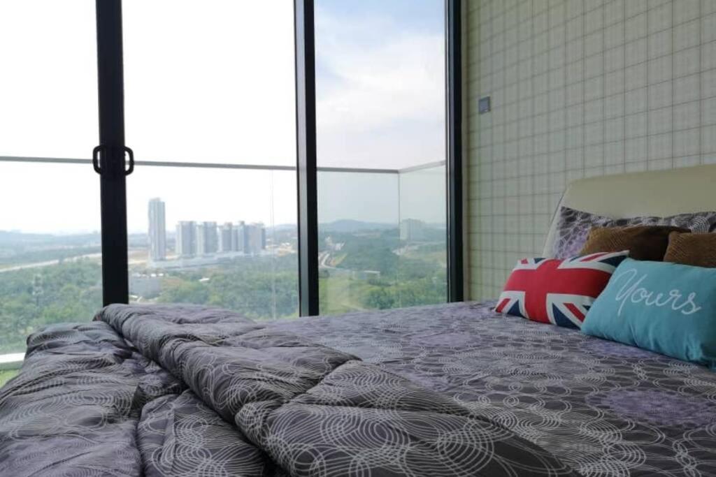 un letto in una camera con una grande finestra di Homestay Cyberjaya ; Putrajaya ; KLIA a Cyberjaya