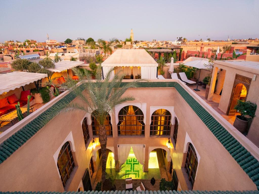 uma vista aérea do pátio de um edifício em Riad Selouane em Marrakech